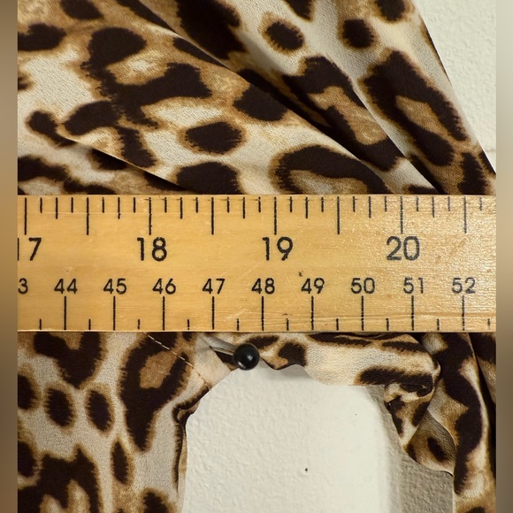 BANANA REPUBLIC WOMENS BUTTON DOWN LIGHTWEIGHT BLOUSE ANIMAL PRINT SZ XS - Picture 6 of 10